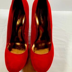 Breckelle’s womens round toe wedges